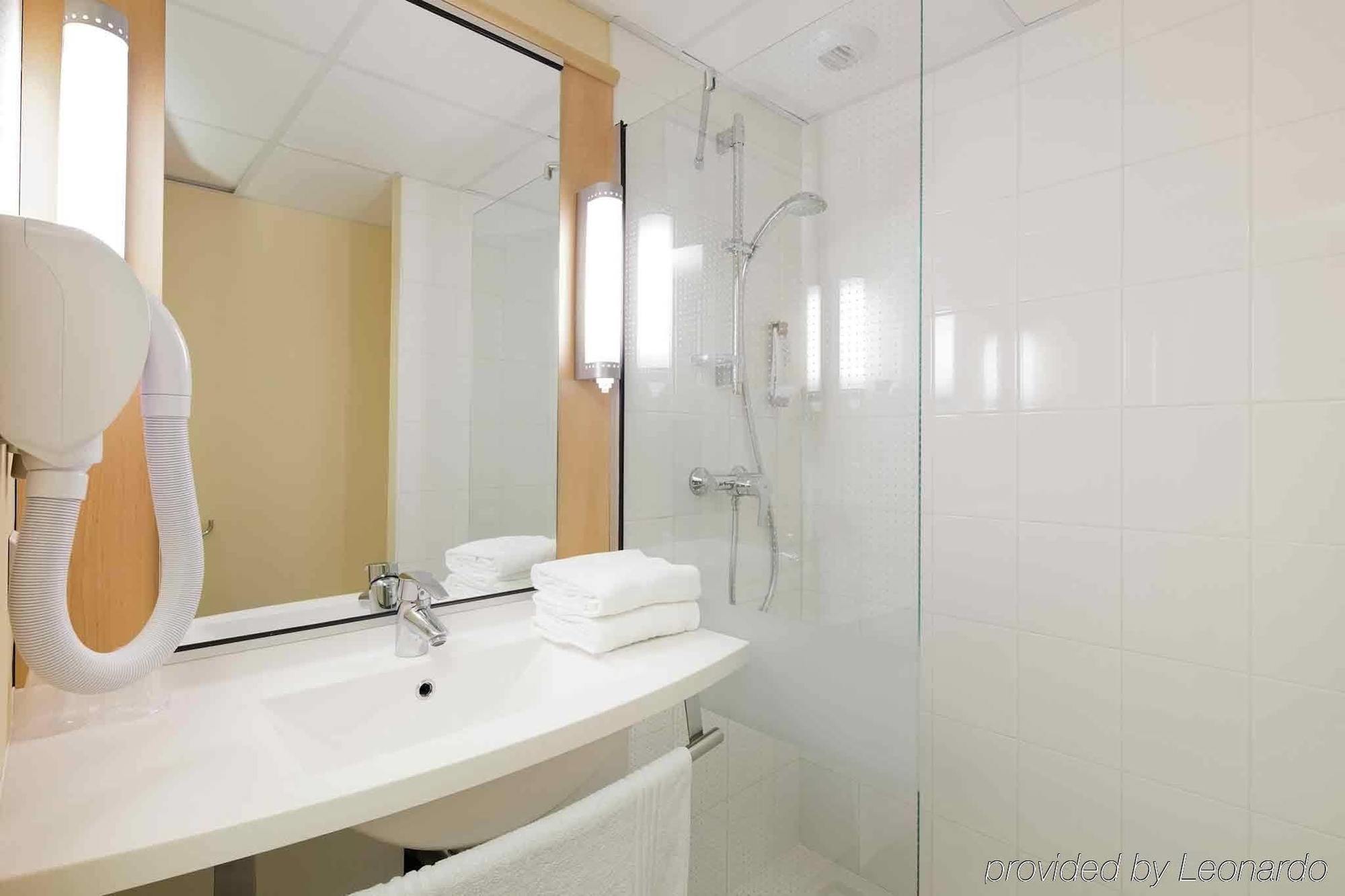 Hotel Ibis Guingamp Coeur De Bretagne Ploumagoar Bilik gambar